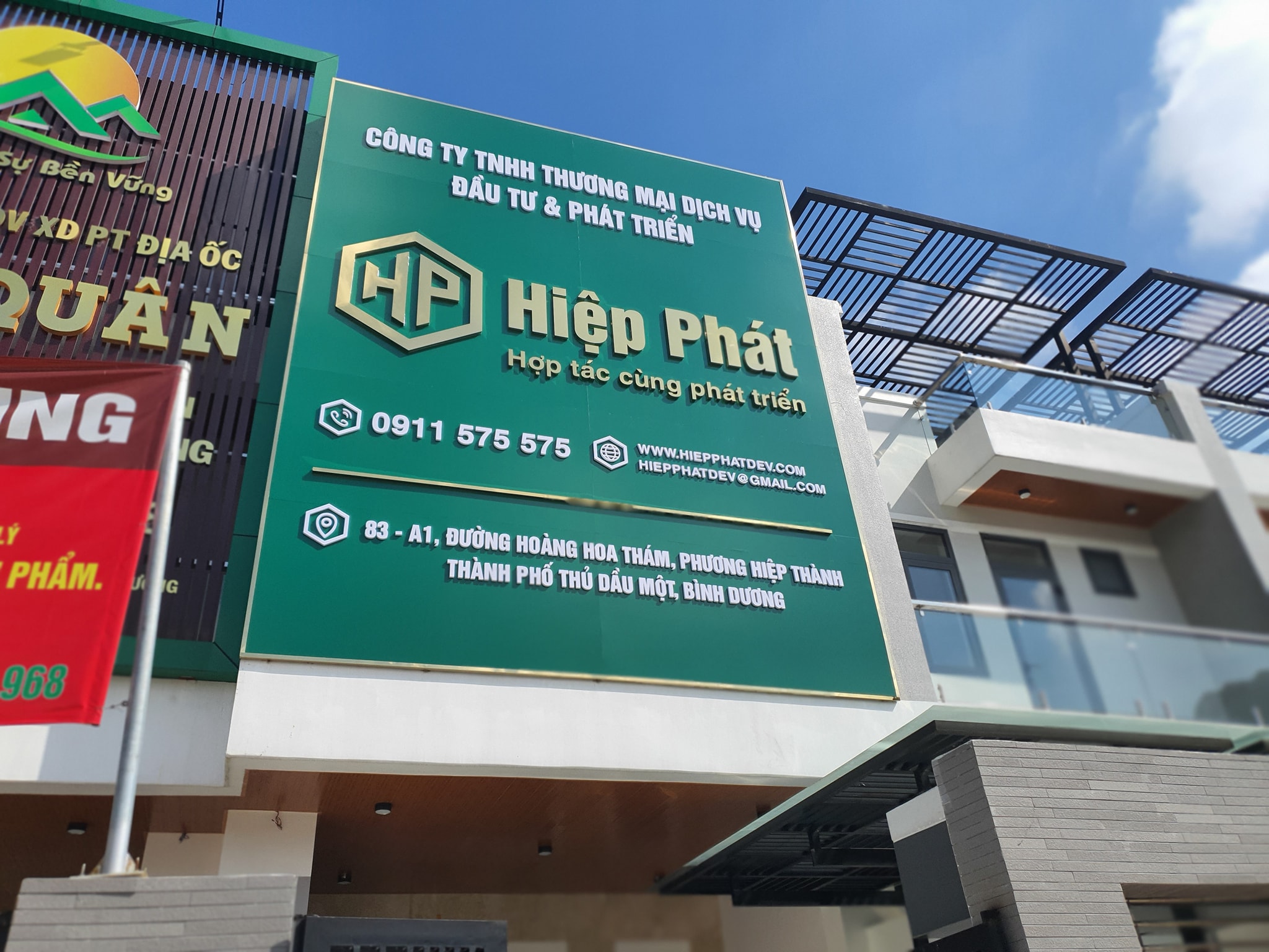 biển hiệu alu chữ inox vàng