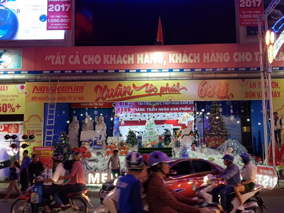 THI CÔNG TRANG TRÍ SIÊU THỊ ĐIỆN MÁY NGUYỄN KIM BÌNH DƯƠNG