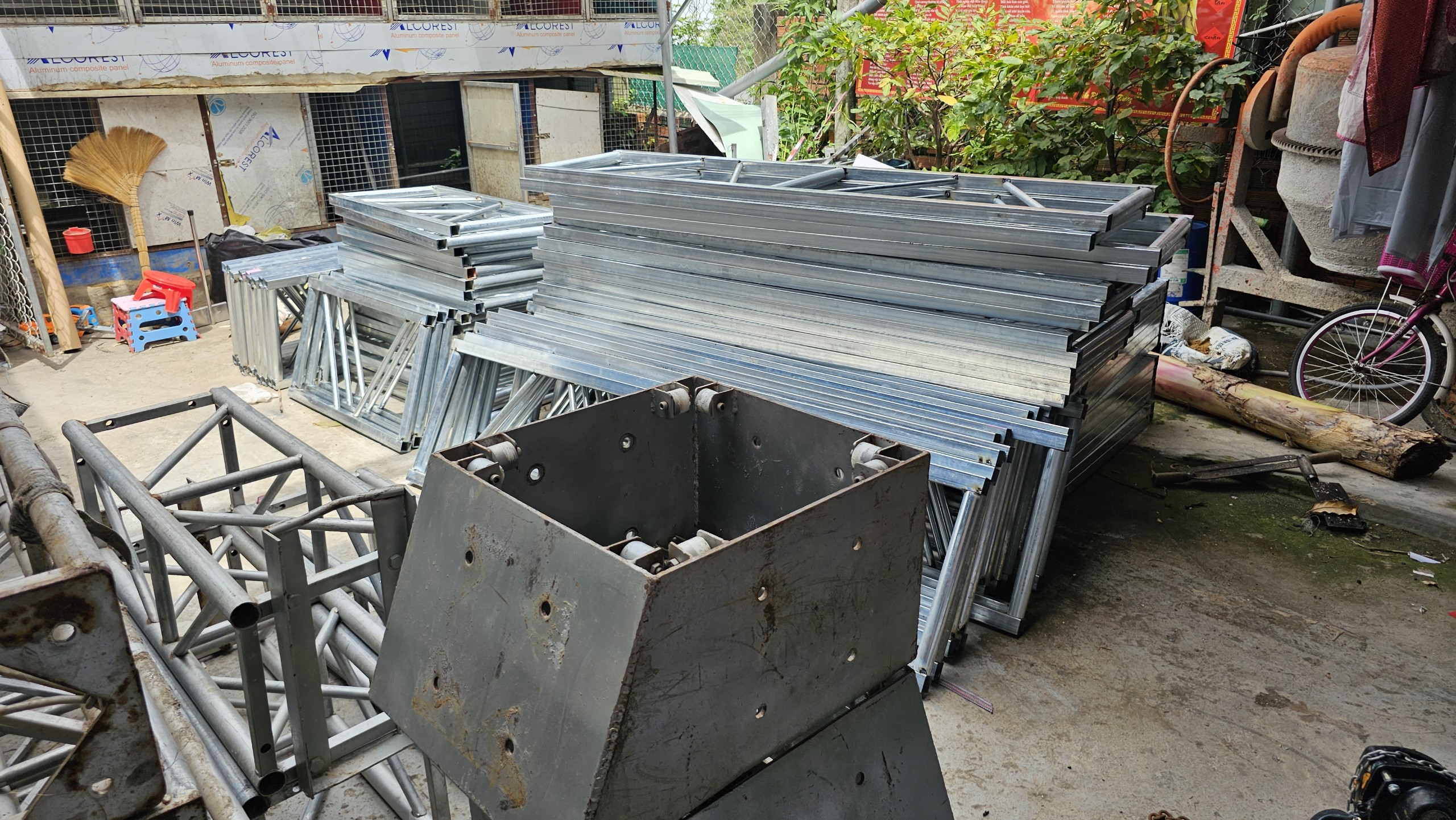 LỒNG TRỤ SỰ KIỆN