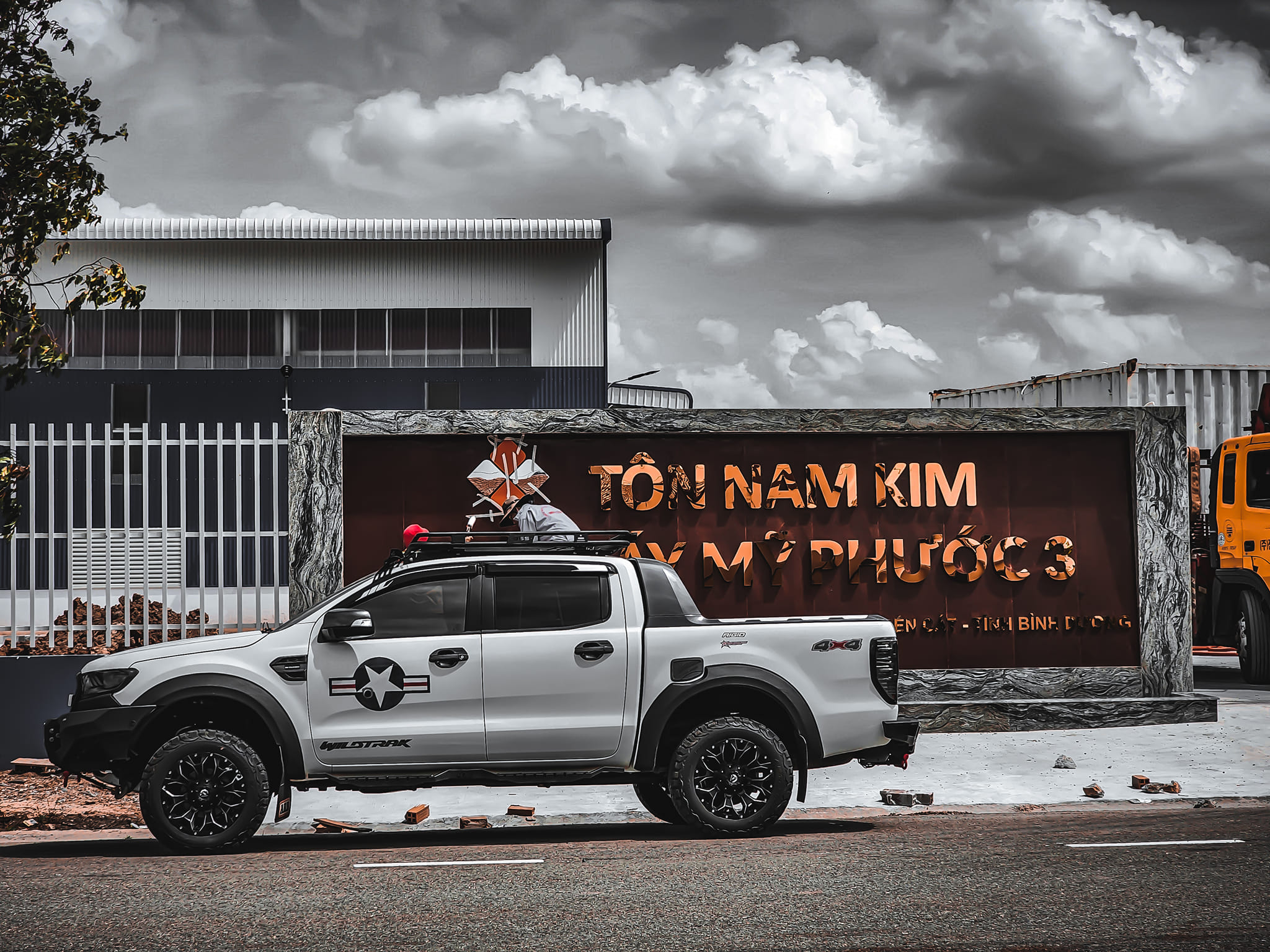 THI CÔNG BIỂN HIỆU TÔN NAM KIM MỸ PHƯỚC 3