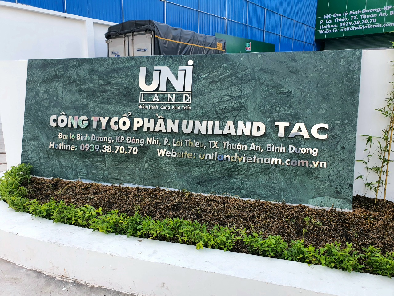 THI CÔNG BIỂN HIỆU CÔNG TY UNILAND