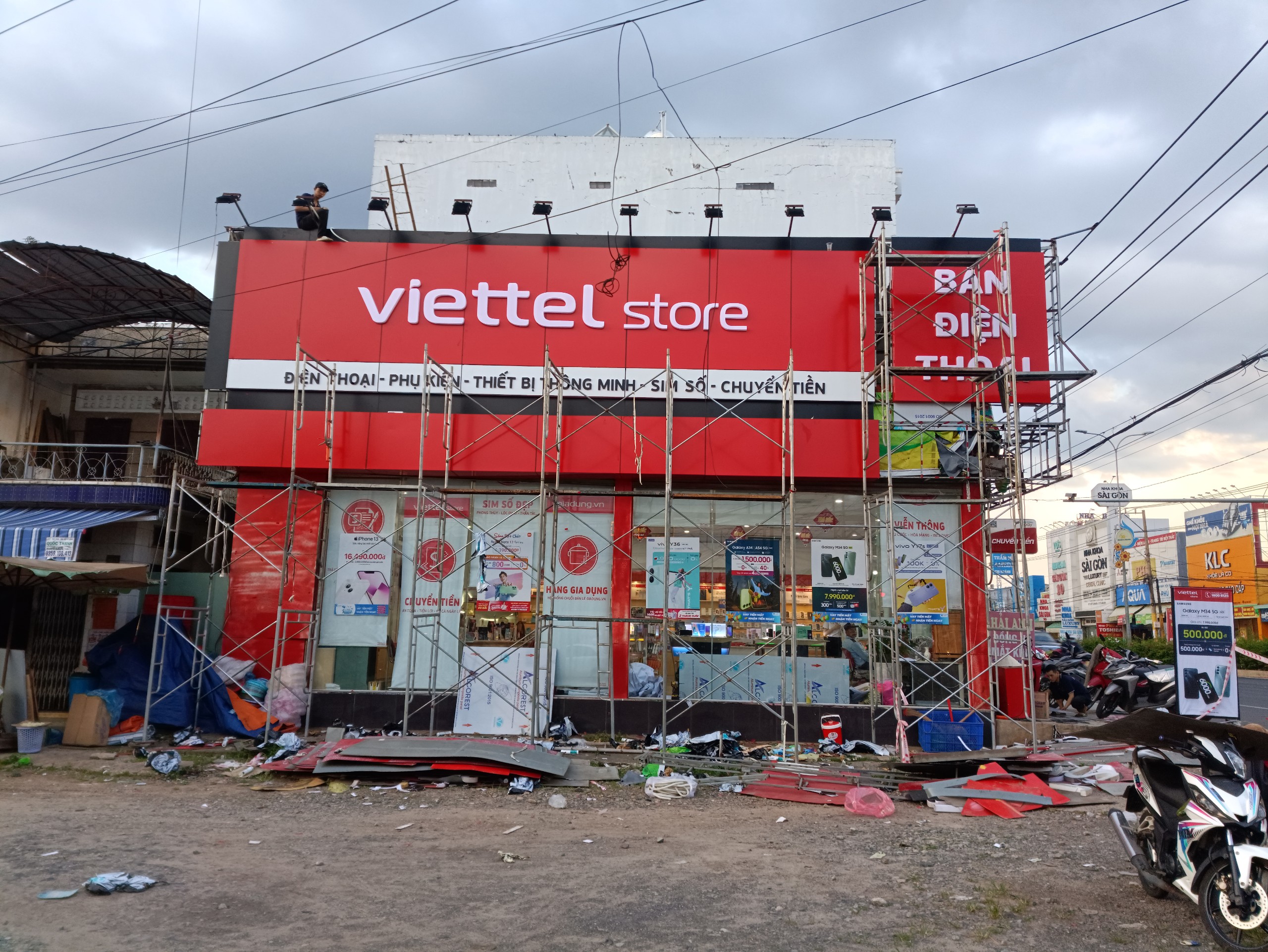 thi công biển hiệu viêttel store chơn thành