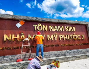 THI CÔNG BIỂN HIỆU NHÀ MÁY TÔN NAM KIM MỸ PHƯỚC 3