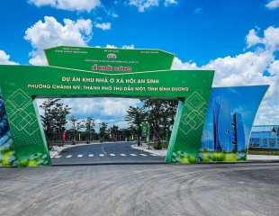 THI CÔNG CỔNG CHÀO DẪN KHÁCH
